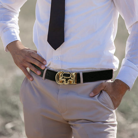 A man wearing Coipdfty men's automatic buckle belt with gold bull