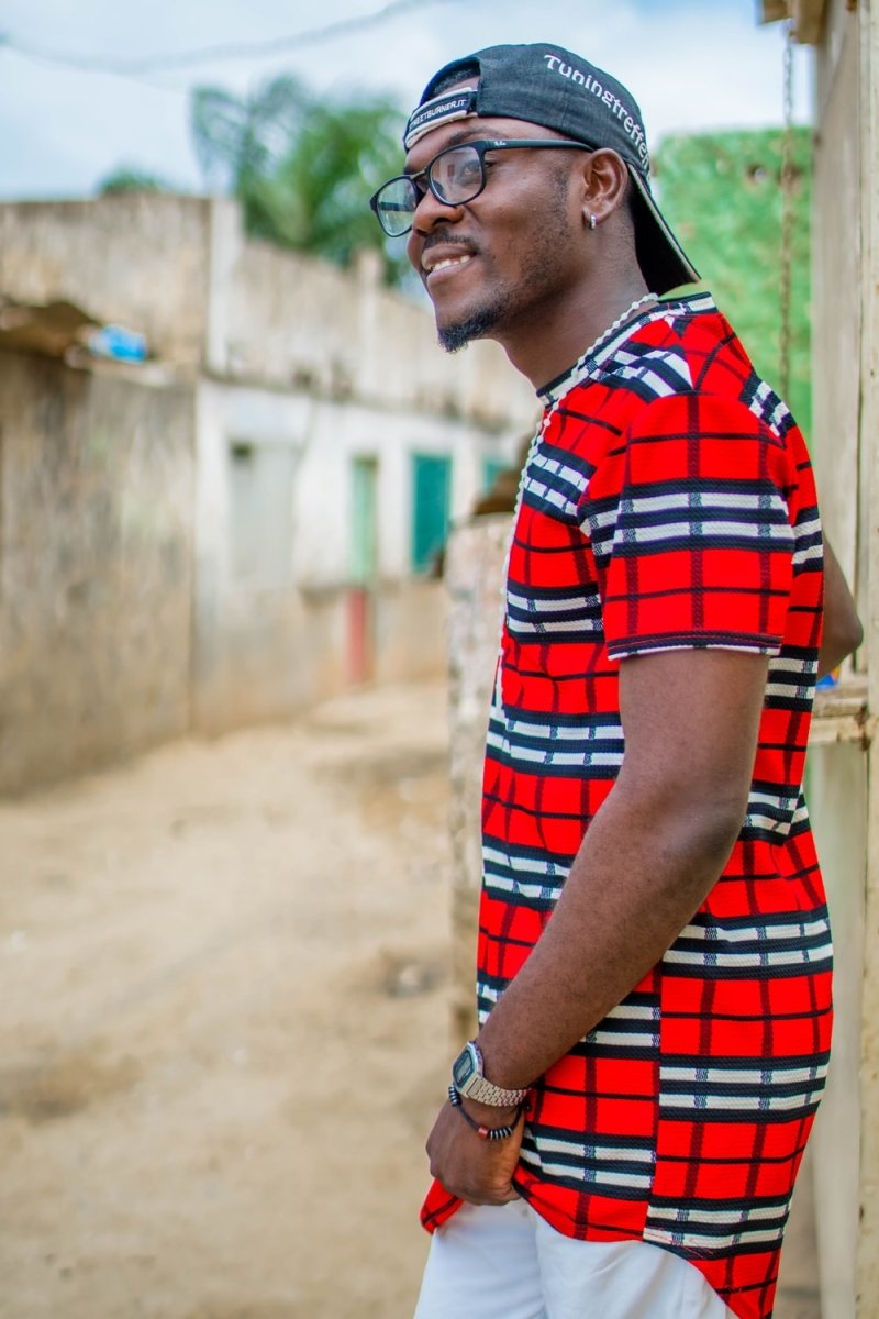 Paint By Numbers | Luanda - Shallow Focus Photo Of Man In Red And Black Plaid T-Shirt
