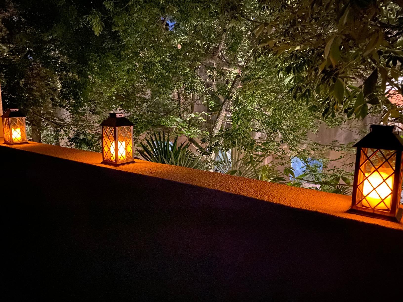 The solar candle gives a warm glow which accents the lantern's classic design