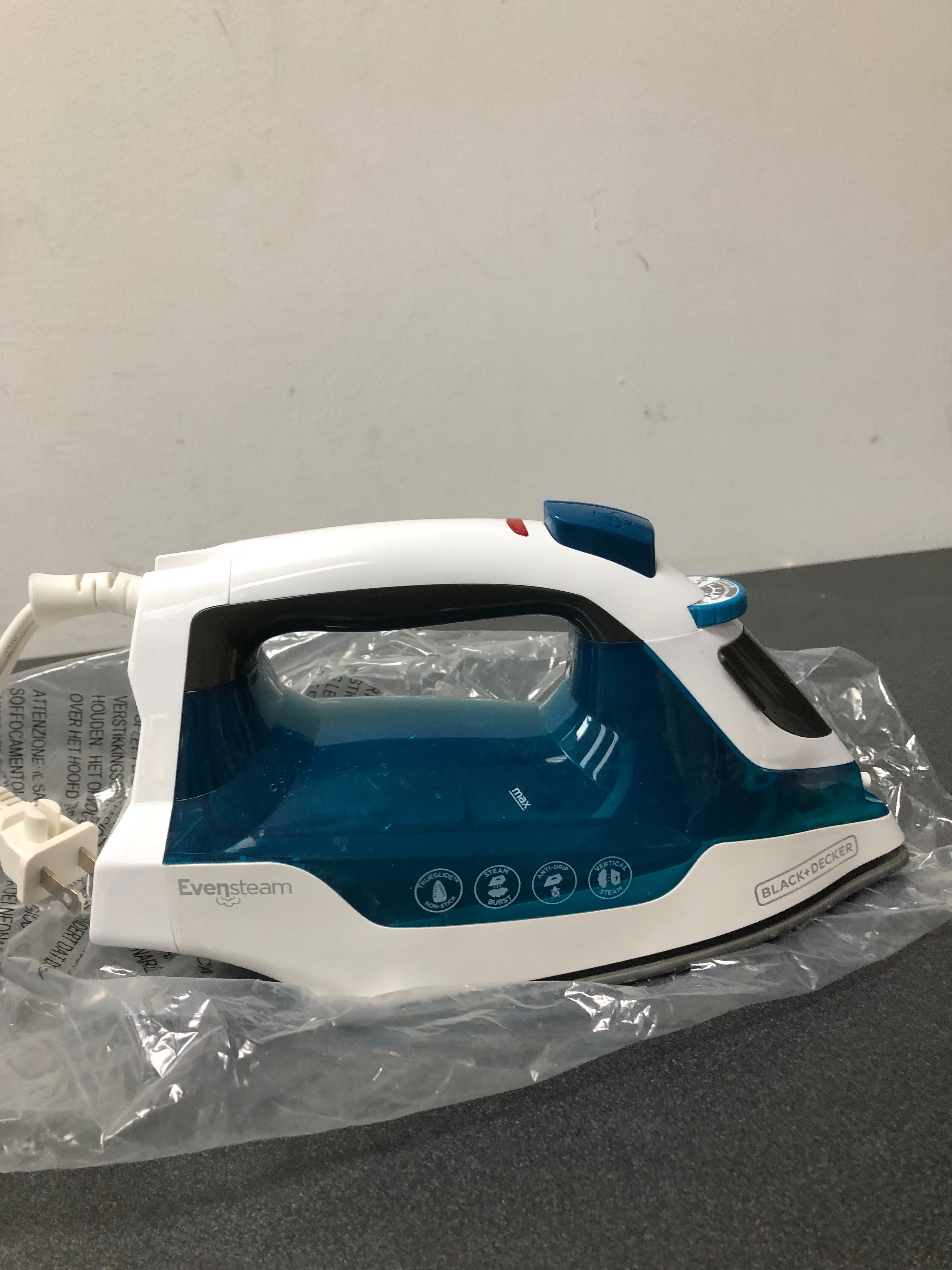 Black+decker IR06V Easy Steam Blue Compact Iron