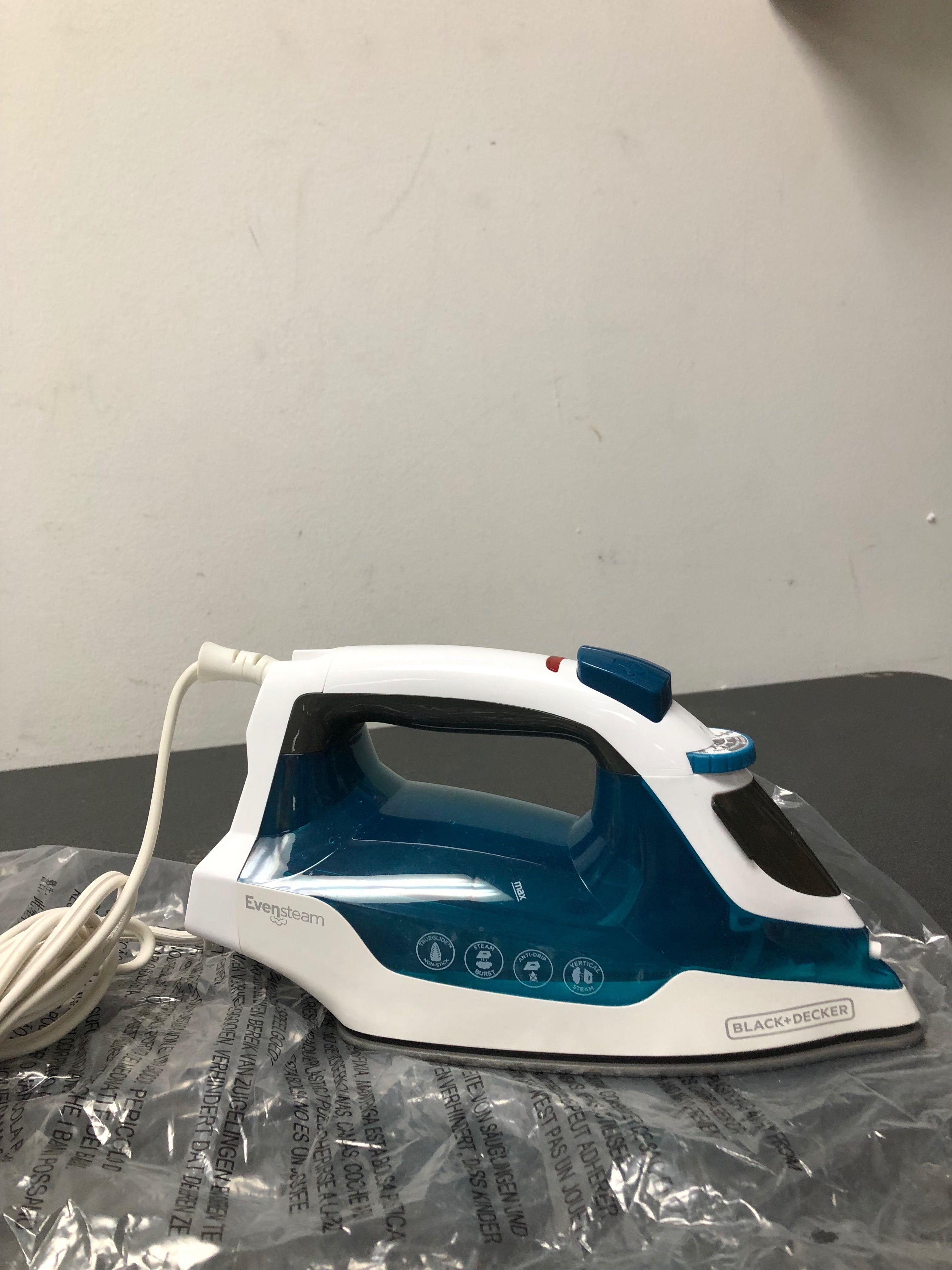 Black+decker IR06V Easy Steam Blue Compact Iron