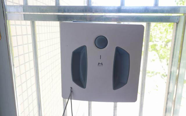 Интеллектуальный робот для мытья окон HUTT W55-huttcleantech с переменной частотой