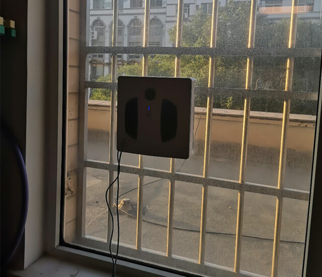 Inteligentny robot do mycia okien o zmiennej częstotliwości HUTT W55-huttcleantech