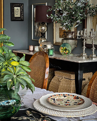 Blog-set a bar on the wall