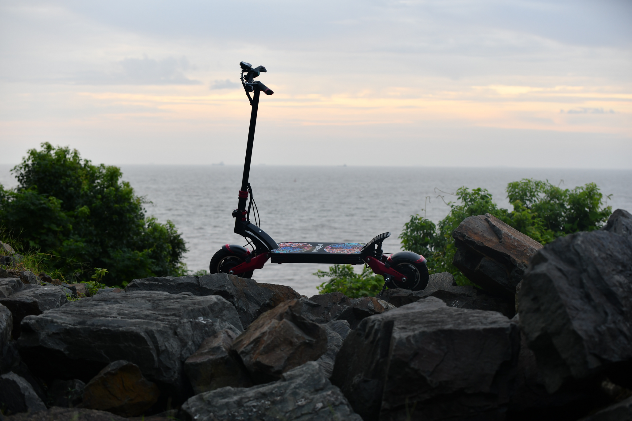 varla-electric-motor-scooter-with-all-terrain-feature