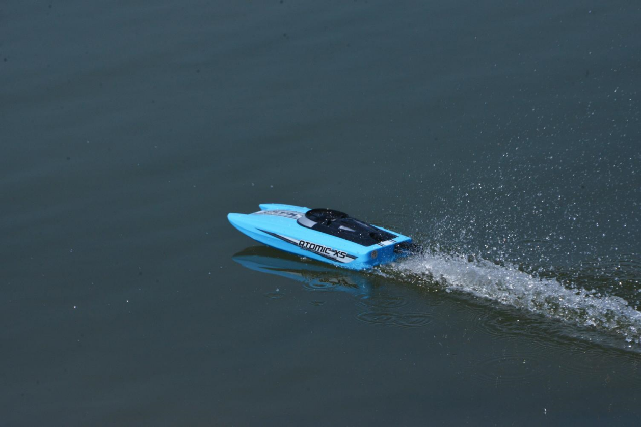 VOLANTEXRC AtomicXS Remote Control Boat for Kids Play in Pool Easy Running Great Gift Boat