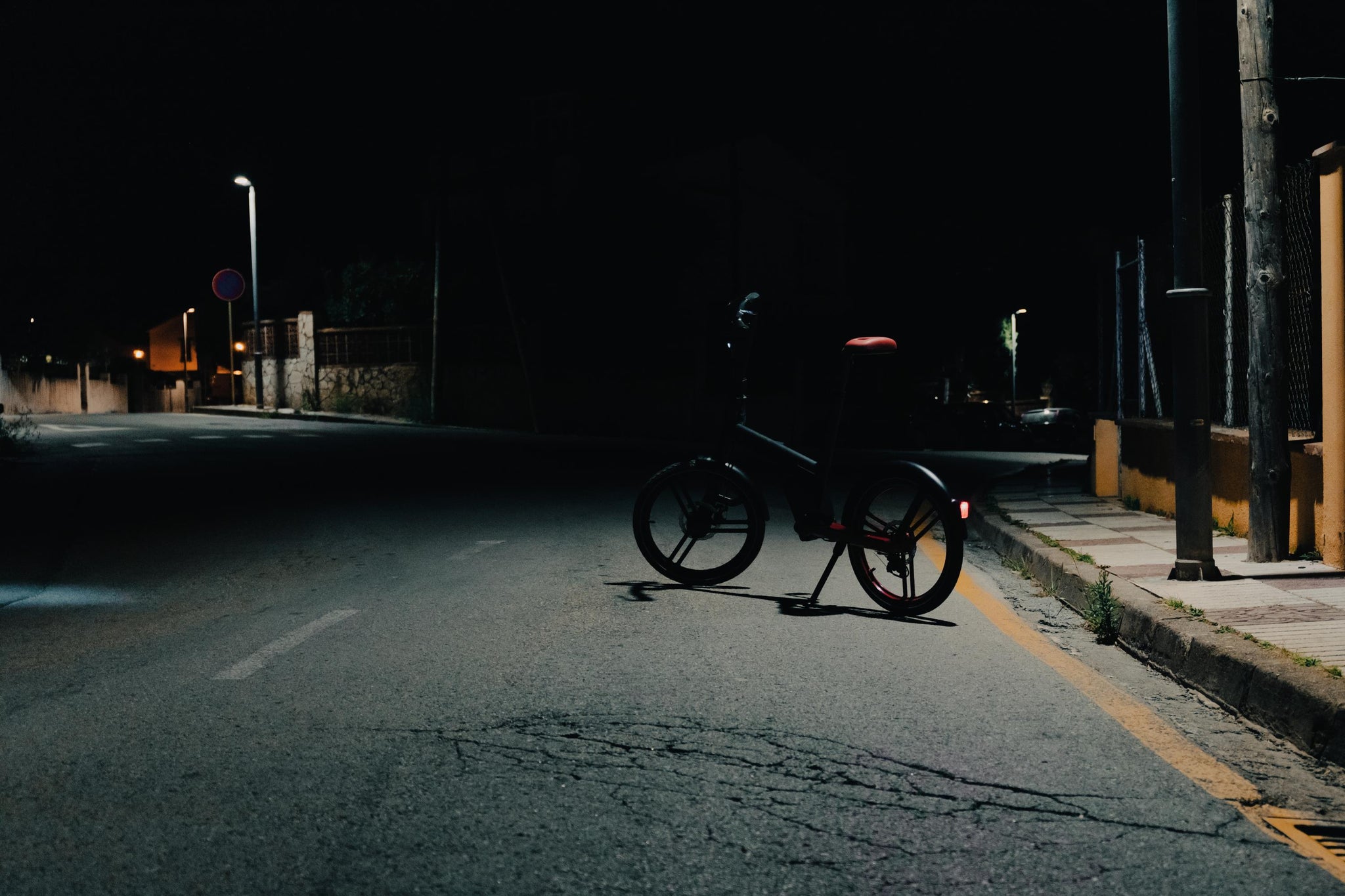 riding-honbike-chainless-e-bike-at-night