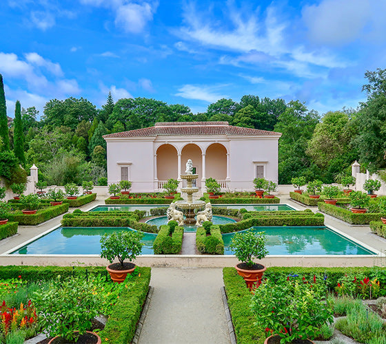 Western classical gardens pursue artificial beauty. The garden requires a symmetrical, regular and rigorous layout, and the flowers and plants are trimmed squarely and the exquisite geometric patterns are highlighted.