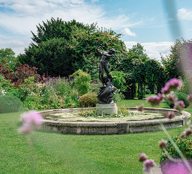 under the influence of mathematical aesthetic thought, rigorously developed in accordance with the pure geometric structure and mathematical relationships, the pursuit of geometric and patterned garden layout. 