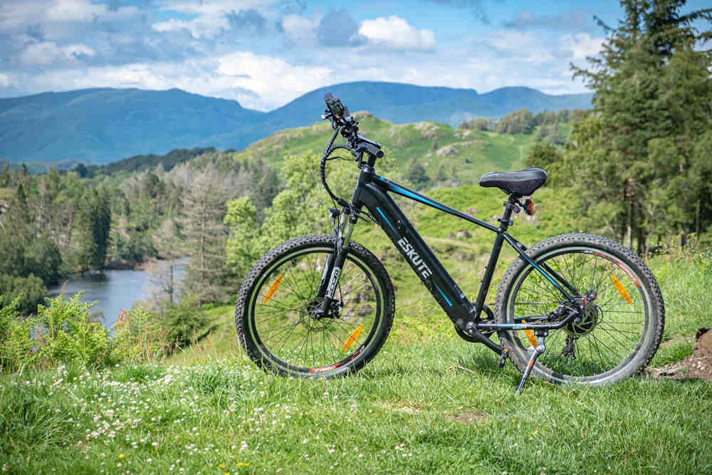 de beste goedkope elektrische mountainbike op het gras