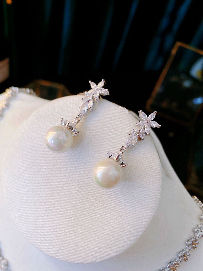 Exquisite Floral Minimalist Diamond Pearl Necklace and Earrings Set - Bridal Jewelry Set