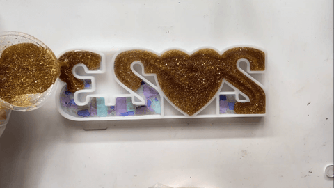 Vierta la capa final mezclada con purpurina dorada finamente triturada.