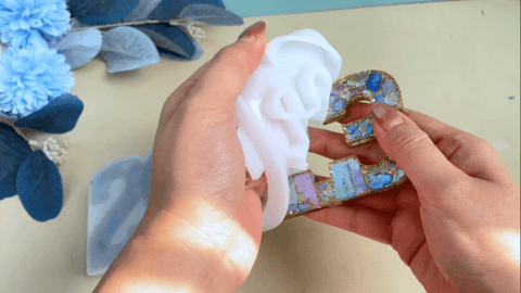 Desmoldarlo con cuidado una vez que se haya curado.