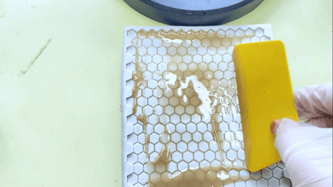 Vierta la resina en el primer molde