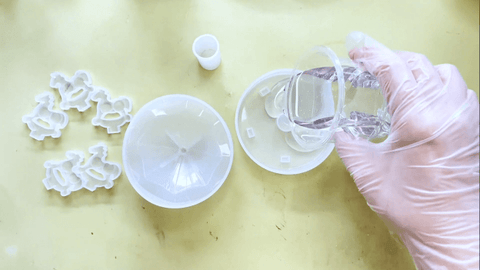 add some resin to the mold