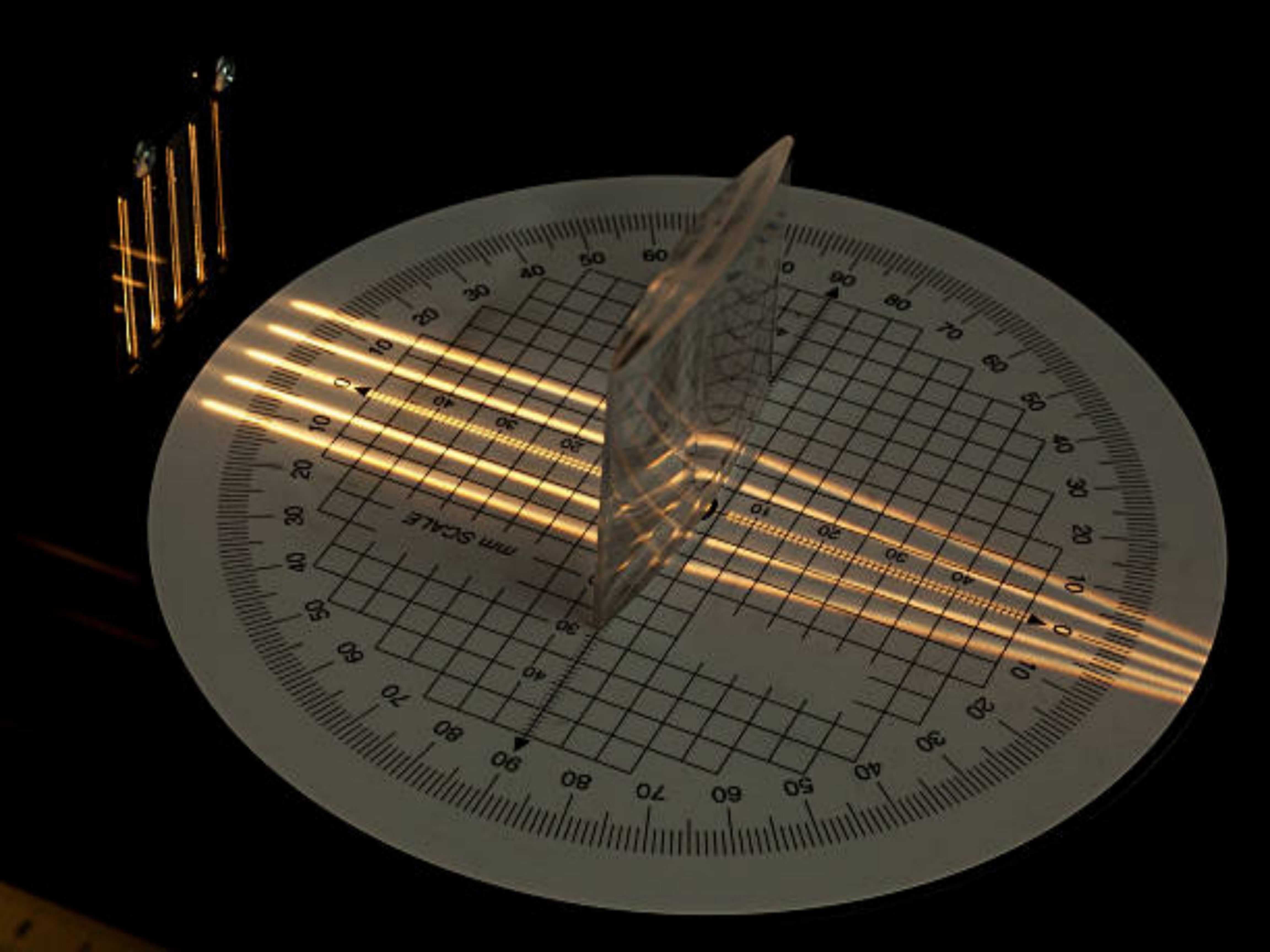 How does a convex lens work?