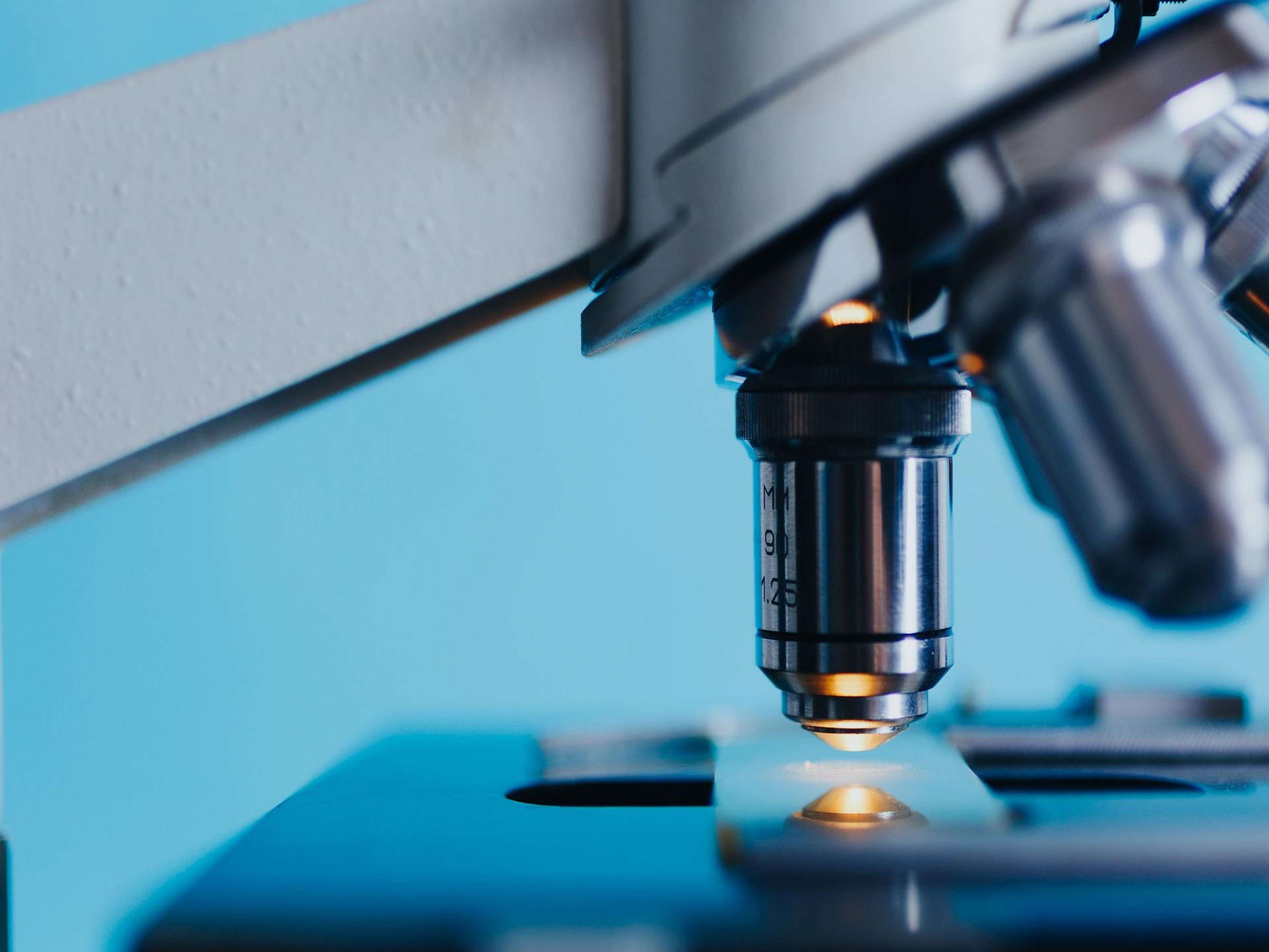 Mitkä ovat optisten linssien ominaisuudet mikroskoopeissa?