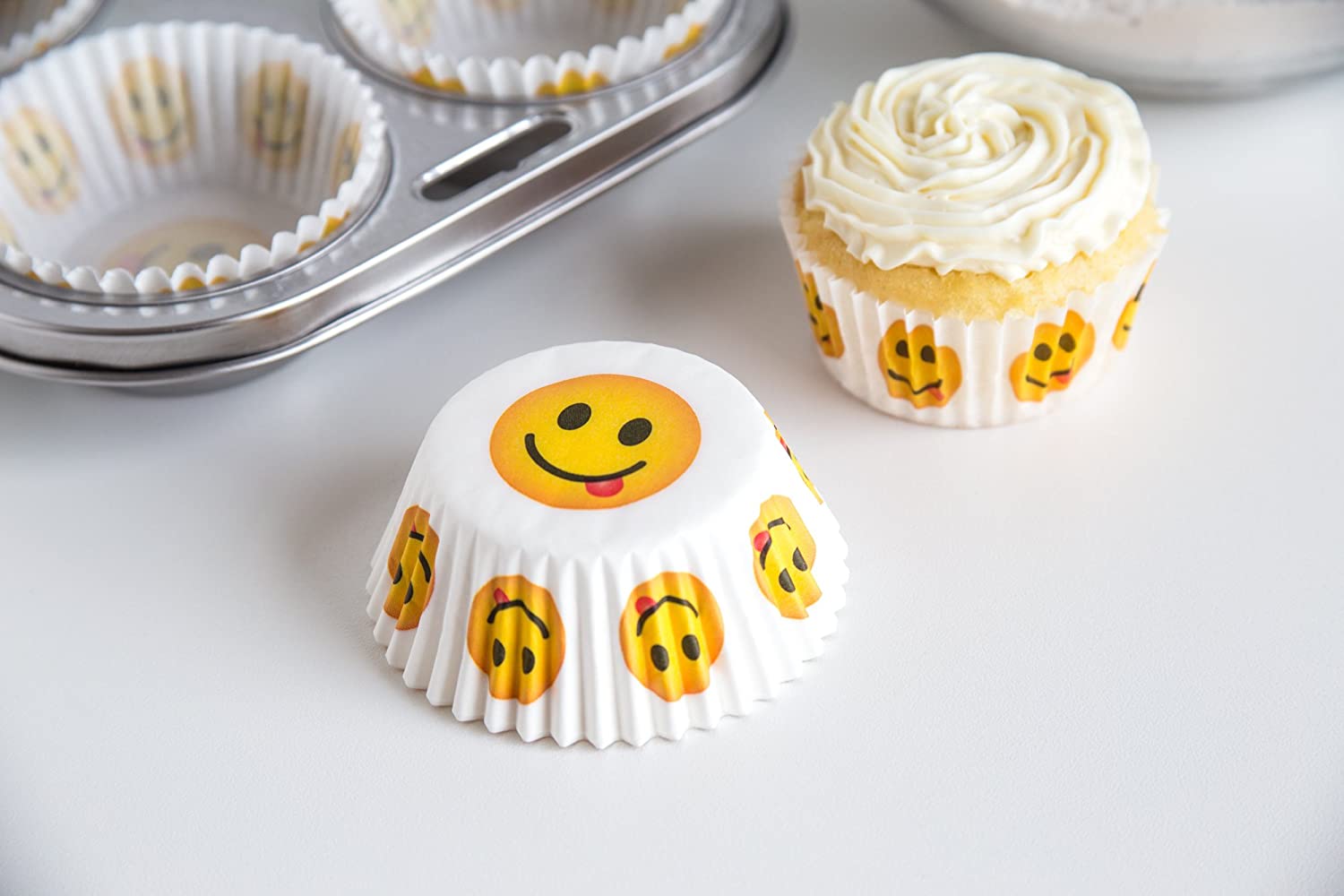 Tongue Emoji Baking Cups - Pack of 50