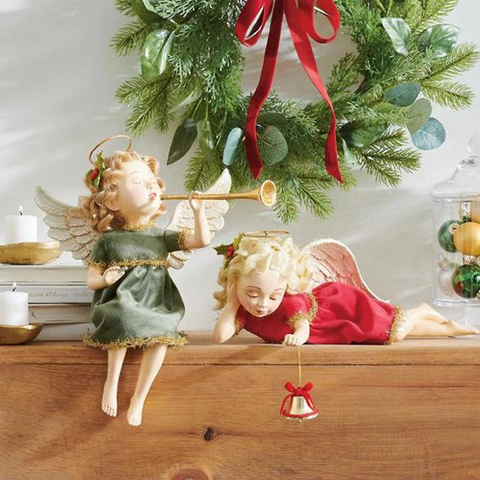 Julängel med trumpet som håller en gyllene trumpet