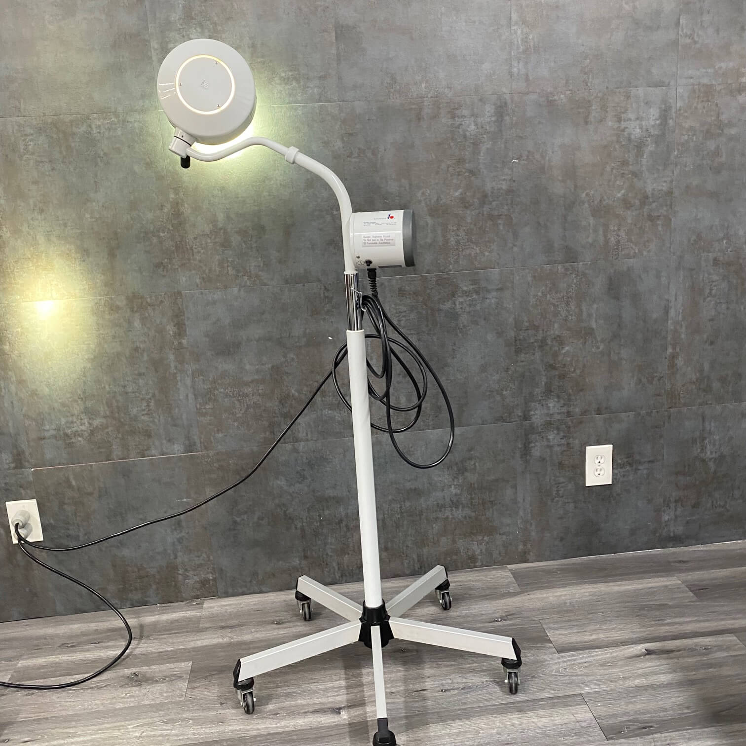 Berchtold Chromophare C 200 Mobile Examination Light