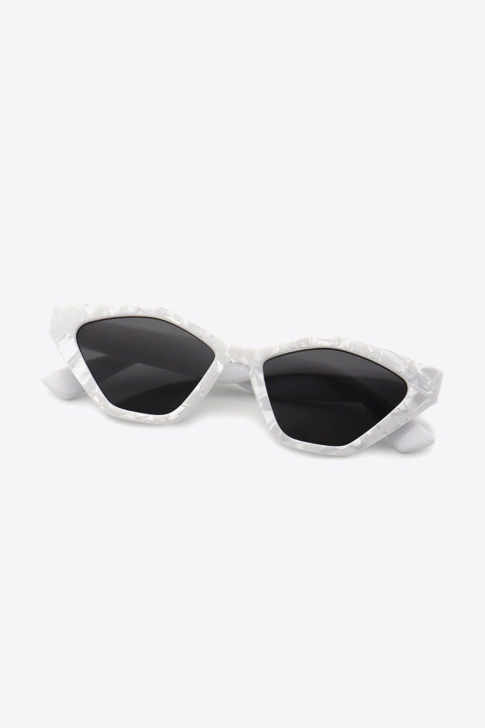 Sunglasses in Cat Eye Design with Polycarbonate Lenses