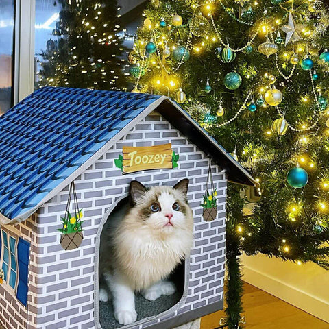 Toozey-cat-house-with-Christmas-tree