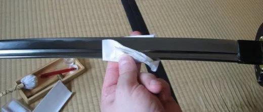 Radieren und Pudern japanischer Katana-Schwerter