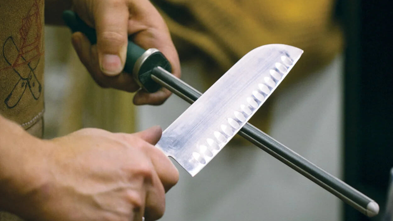Sharpen stainless steel knives with a sharpening rod