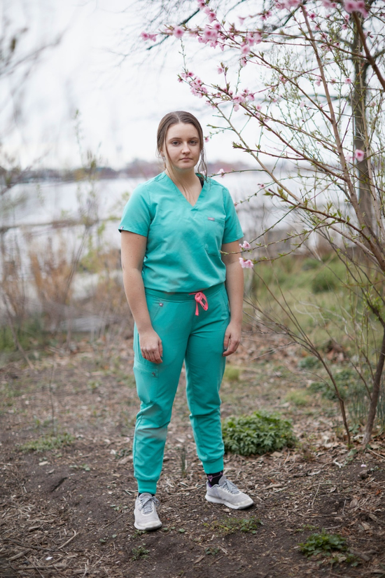 These 9 stories of New York nurses feel so close and so far（7）