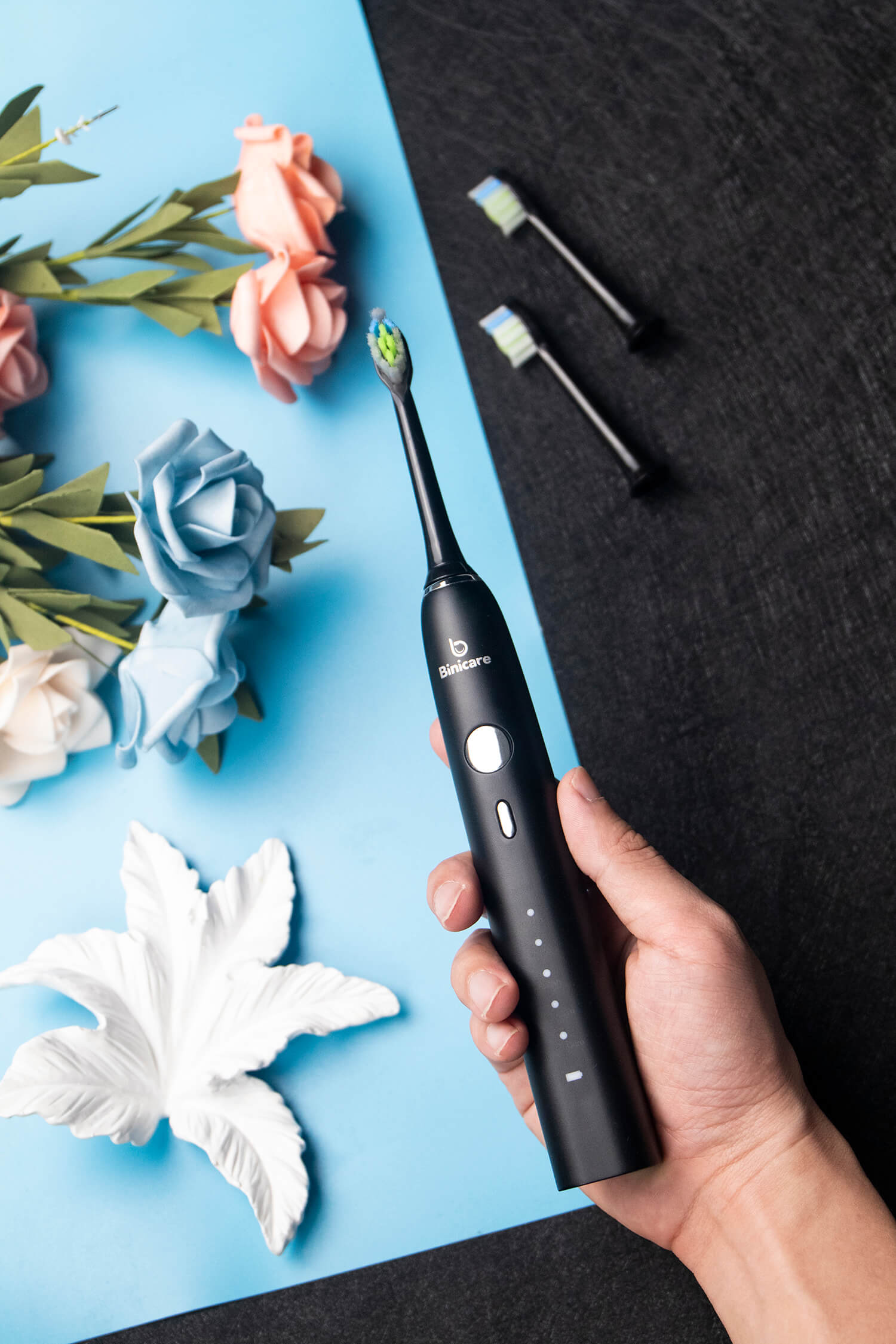 binicare-toothbrush-H6-in-flower-in-hands