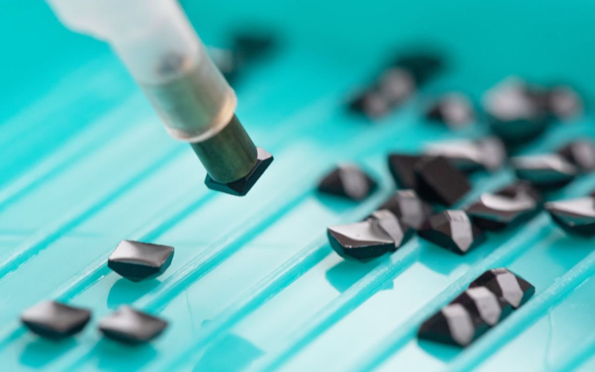 Making diamond painting with black beads