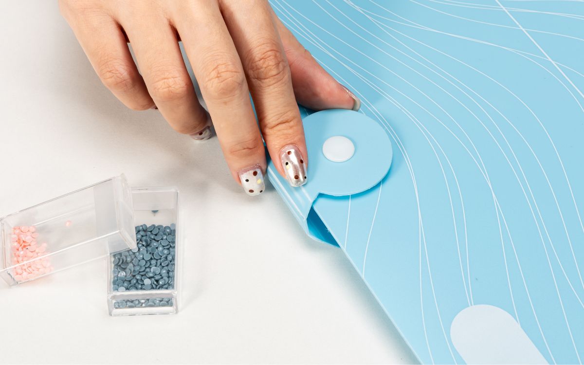 Use the storage bag to protect your diamond painting