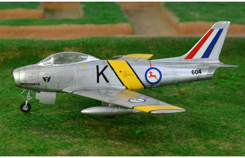 pre-painted plastic collectible model aircraft 37100