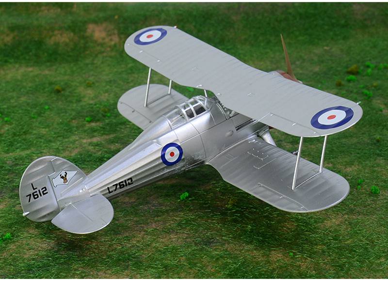 collectible pre-painted Gloster SS.37 military model aircraft