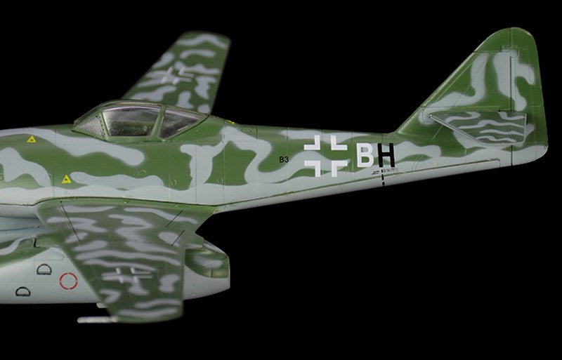 pre-painted collectible Me 262 plastic airplane model