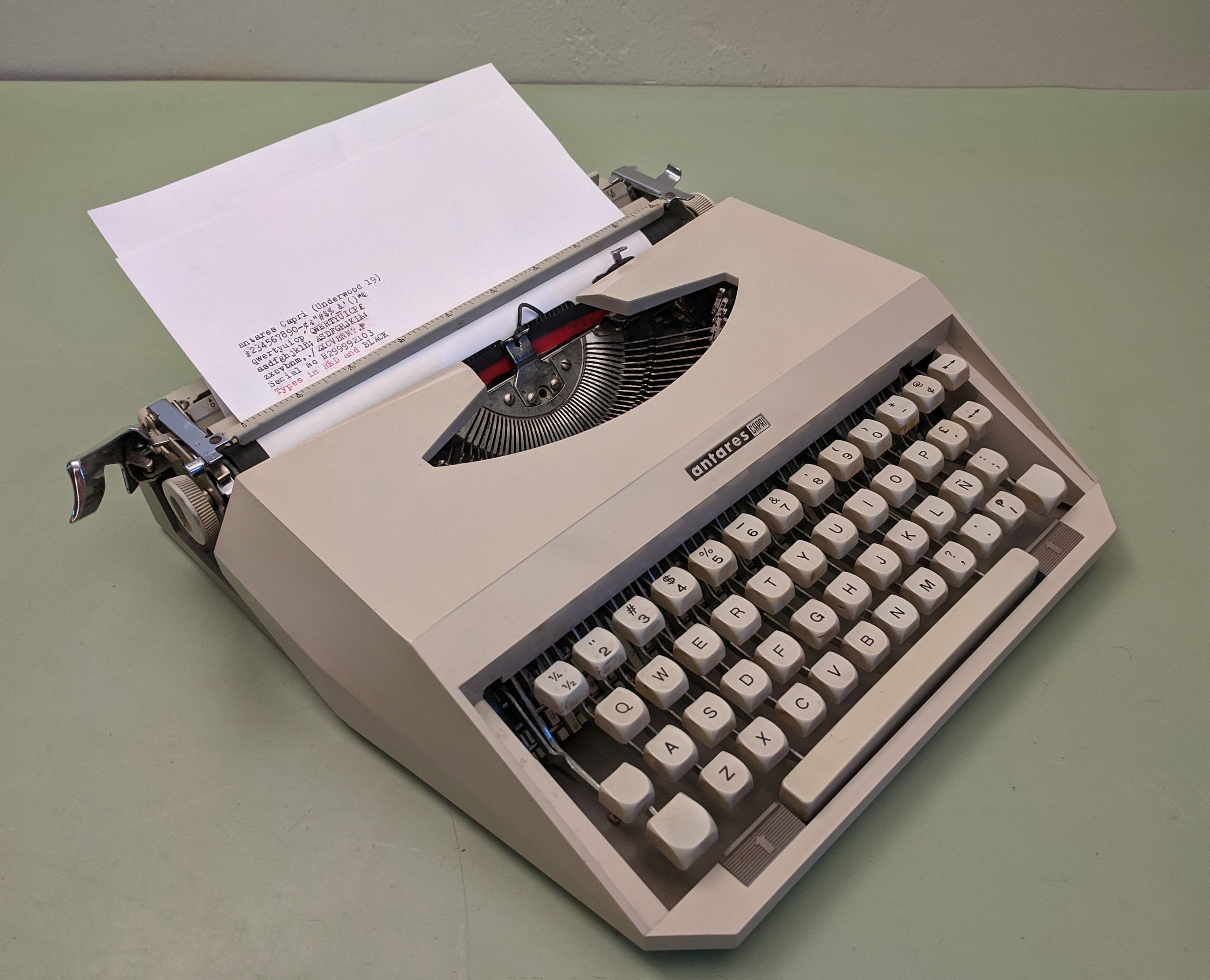 antares CAPRI ultraportable manual typewriter with case F*S