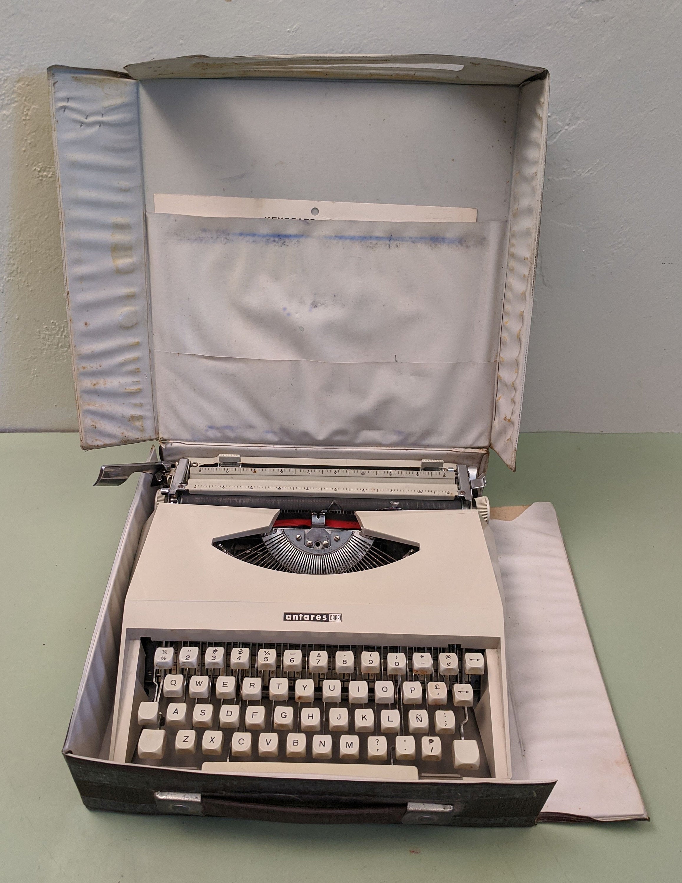 antares CAPRI ultraportable manual typewriter with case F*S