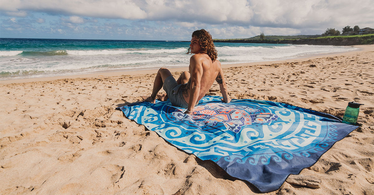 OCOOPA Diveblues Microfiber Beach Towel, Sand Free, Super Lightweight, Quick Dry, 57" x 82" XX-Large, Marvellous Creature series - Energy Turtle