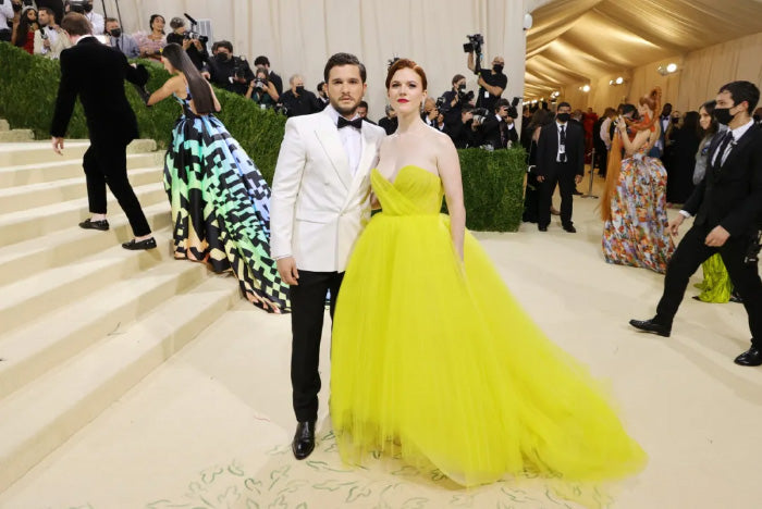 Snow Kit-Harrington and Fire Kiss-Rose Leslie 2021 Met Gala