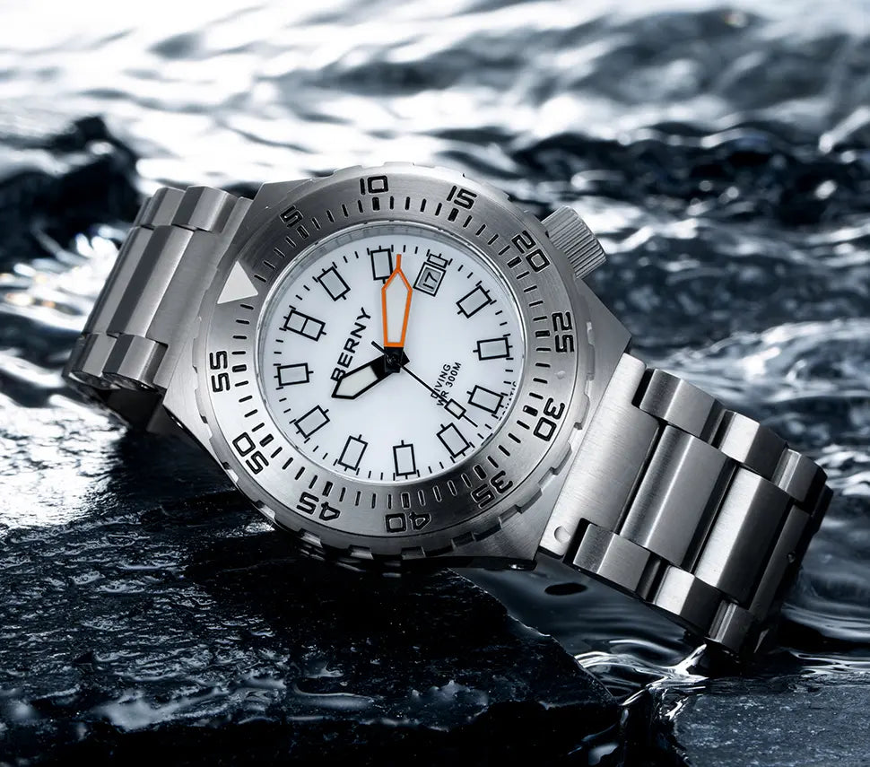 AM09026M-B with crown at 4-Hour