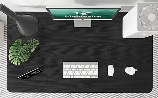 Arbeiten-Sie-an-einem-Maidesite-Stehpult-mit-schwarzer-Platte