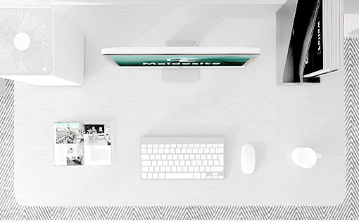 Arbeiten-Sie-an-einem-Maidesite-Stehpult-mit-weißer-Platte