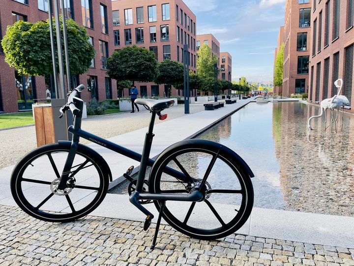 commuting-to-work-with-this-good-looking-e-bike