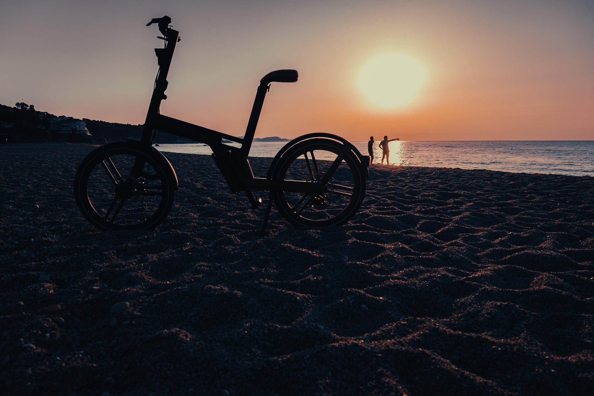 riding-honbike-chainless-e-bike-on-the-beach