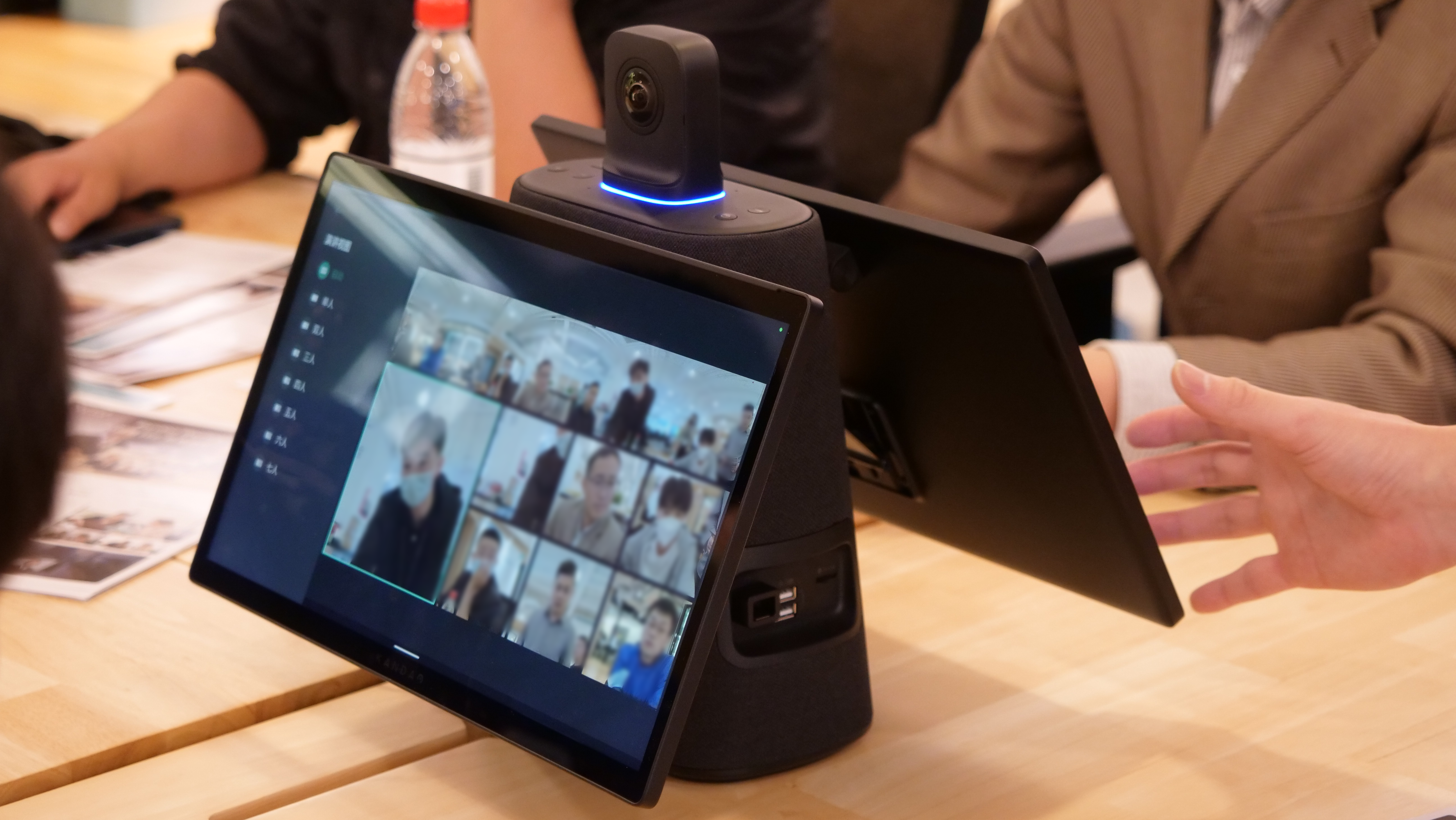 Unlocking Face-to-Face Communication with 360 conference devices in Hybrid Meetings