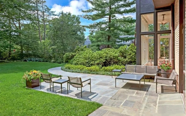 In the front corridor of the house, a lounge area was built with tables and chairs.