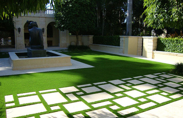 When spring comes, the backyard of the big house is dressed up as a springtime rest and leisure area. The sofa is placed on the carpet and is very comfortable.