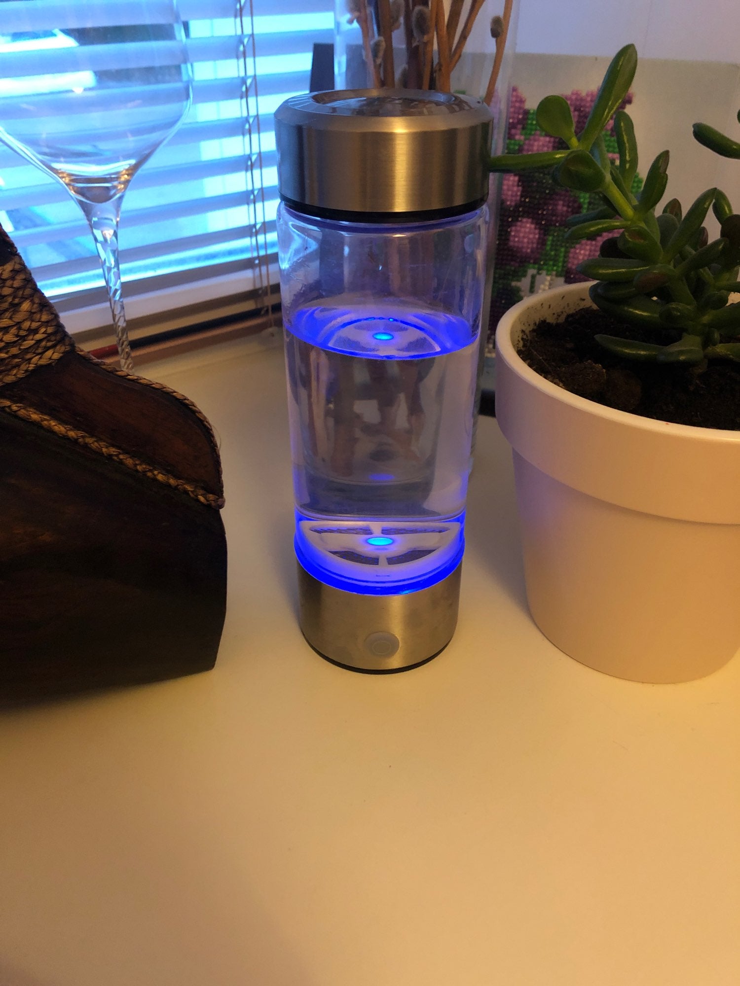 Rechargeable hydrogen water bottle