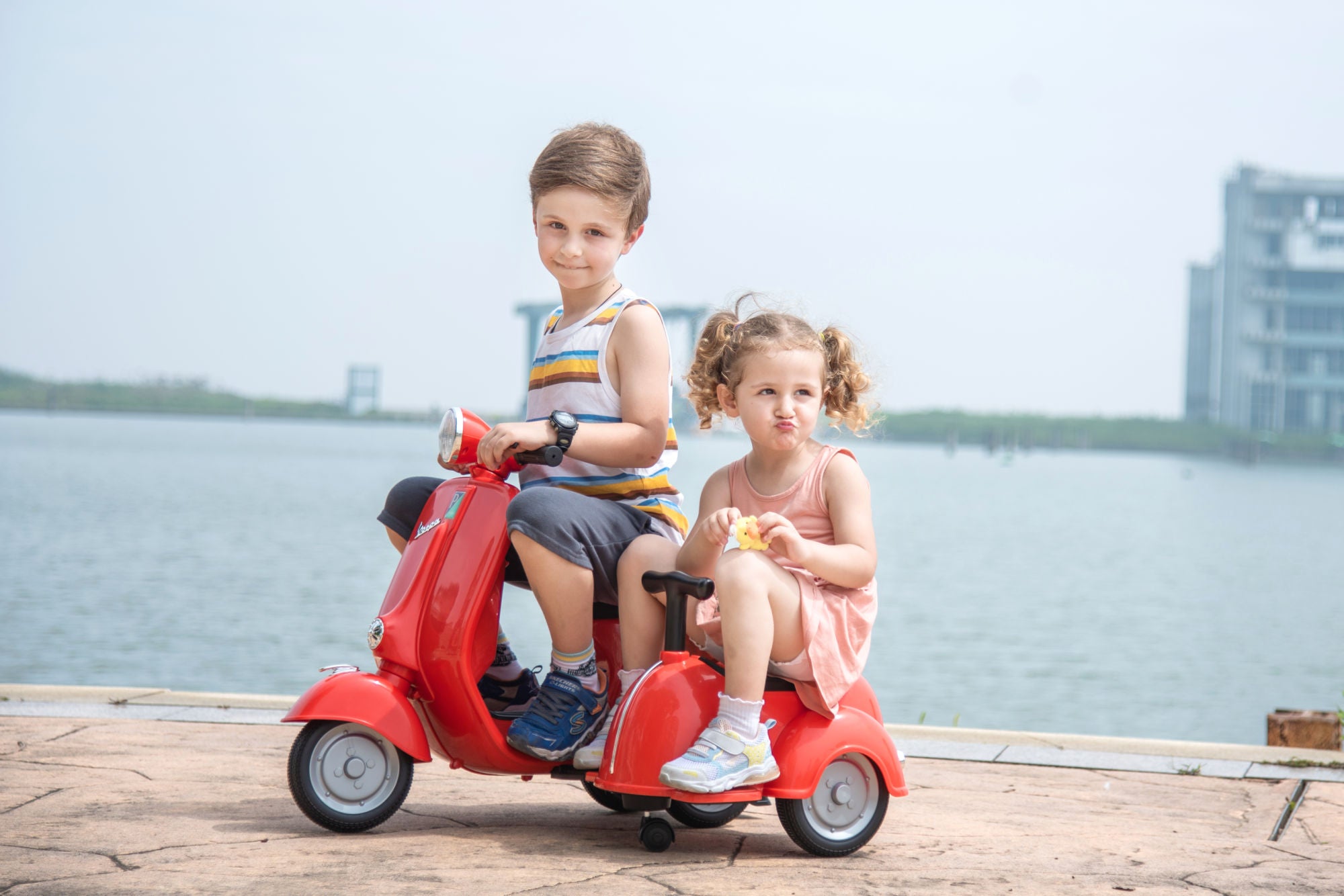 6V LICENSED Vespa Scooter Motorcycle with Side Car for kids