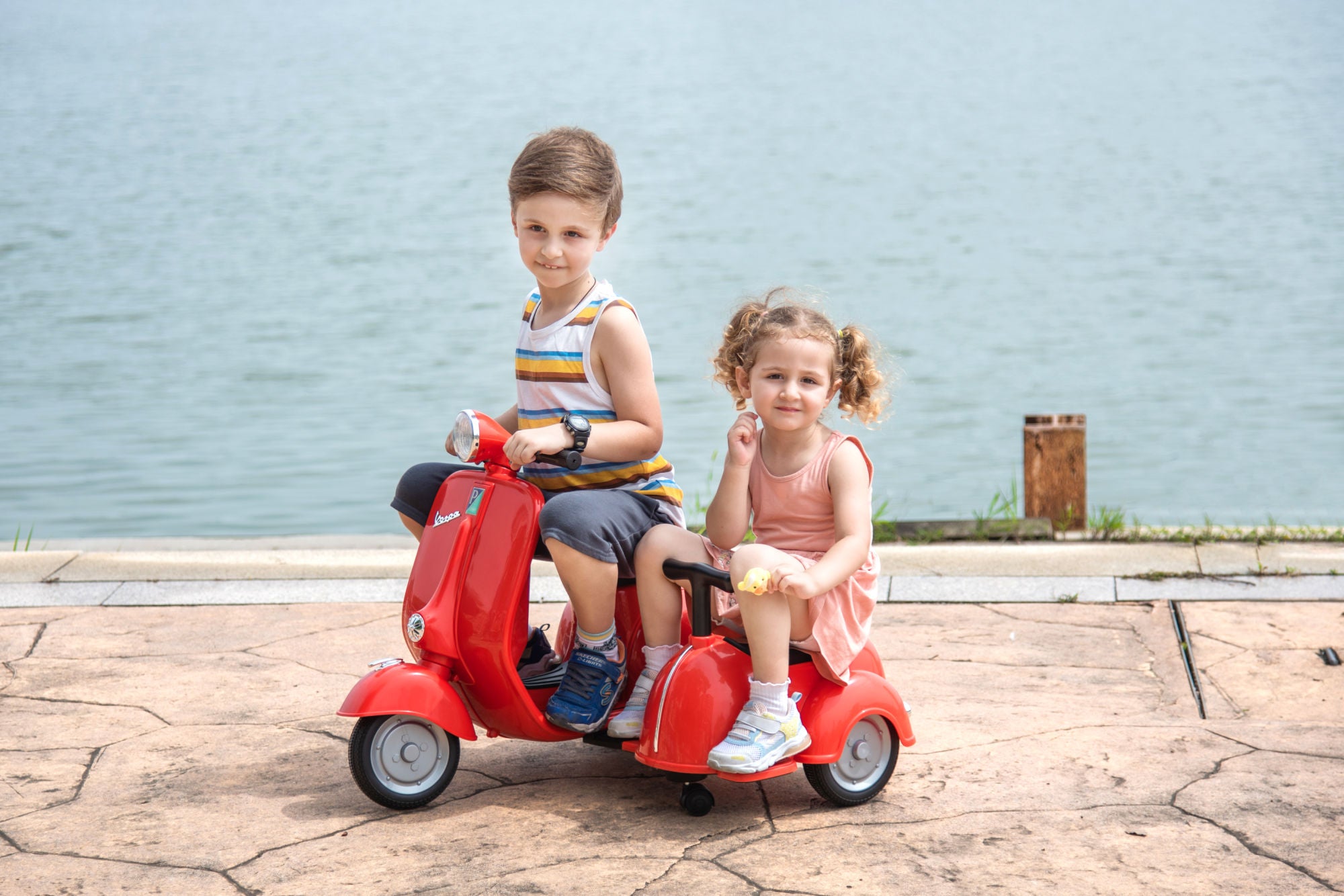 6V LICENSED Vespa Scooter Motorcycle with Side Car for kids